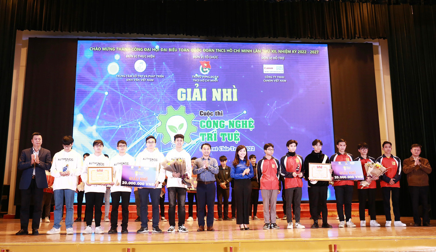 Đại diện Ban Tổ chức trao giải Nhì cuộc thi cho nhóm sinh viên.