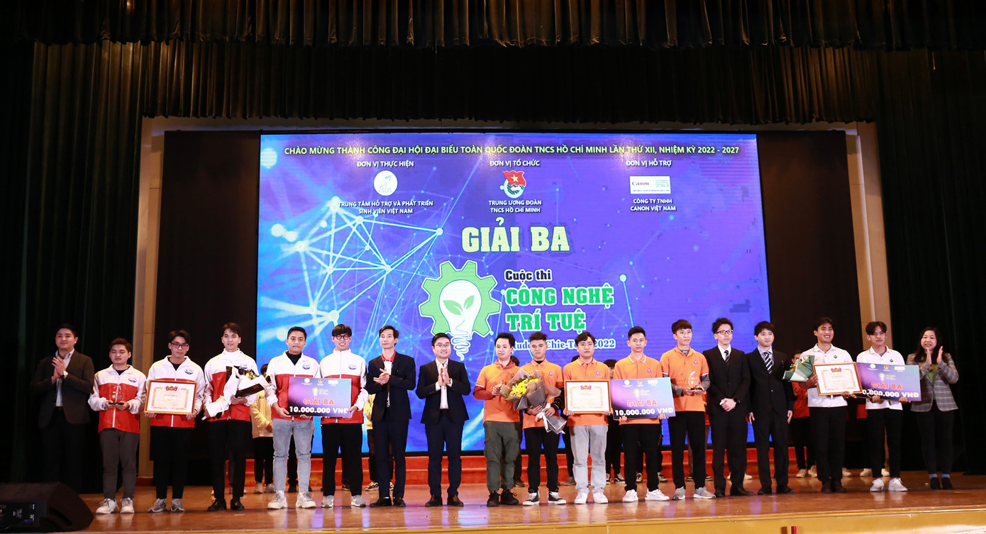 Đại diện Ban Tổ chức trao giải Ba cuộc thi cho nhóm sinh viên.