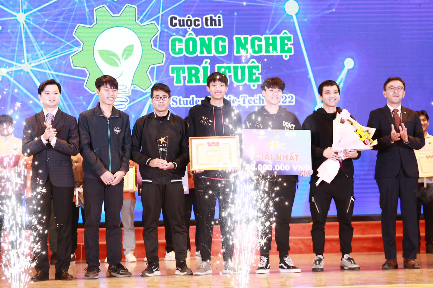 Anh Nguyễn Minh Triết và đại diện Ban Tổ chức trao giải Nhất cuộc thi cho nhóm sinh viên đến từ ĐH Bách khoa Hà Nội.