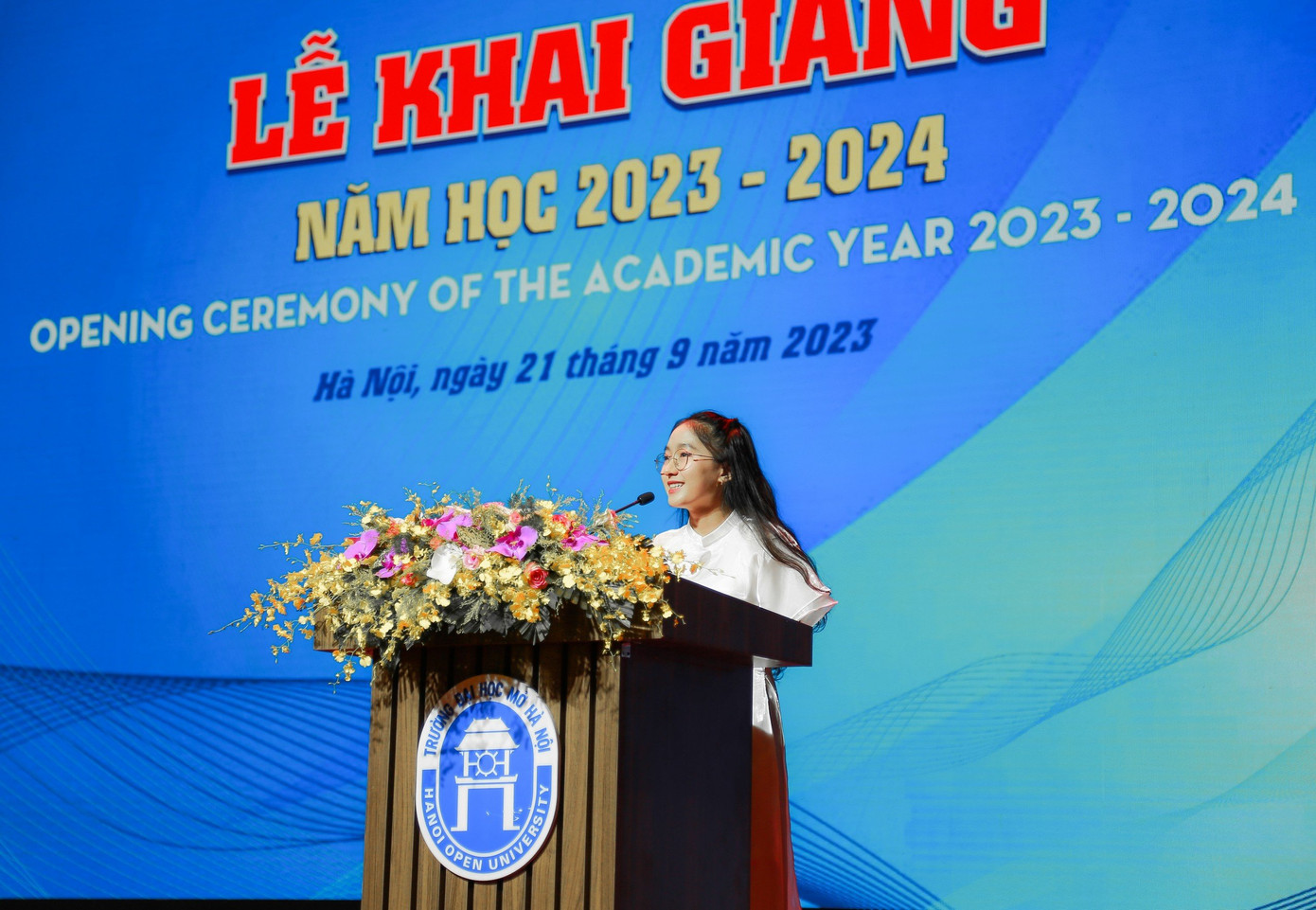Đặng Hứa Như Bình xinh đẹp, tự tin phát biểu trong lễ Khai giảng năm học mới. Đặng Hứa Như Bình xinh đẹp, tự tin phát biểu trong lễ Khai giảng năm học mới.