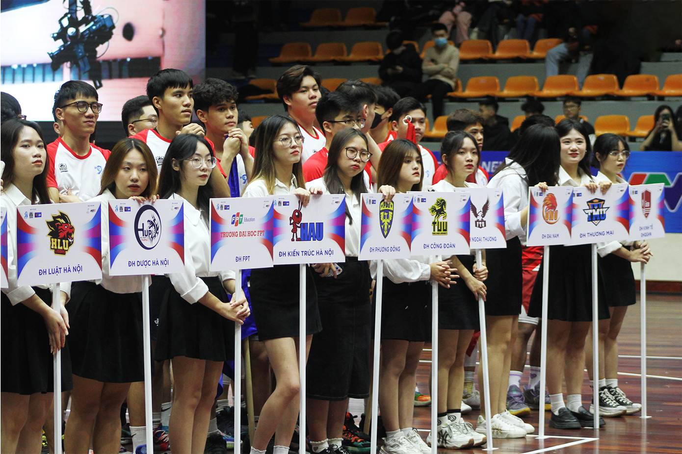 40 trường đại học thuộc Khu vực 1 tranh tài nội dung thi đấu Bóng rổ 3x3 với những trận đấu chuyên nghiệp, hấp dẫn, trình độ các đội thi đấu đồng đều, góp phần mang tới một bầu không khí thi đấu sôi nổi, kịch tính với chất lượng chuyên môn cao. 40 trường đại học thuộc Khu vực 1 tranh tài nội dung thi đấu Bóng rổ 3x3 với những trận đấu chuyên nghiệp, hấp dẫn, trình độ các đội thi đấu đồng đều, góp phần mang tới một bầu không khí thi đấu sôi nổi, kịch tính với chất lượng chuyên môn cao.