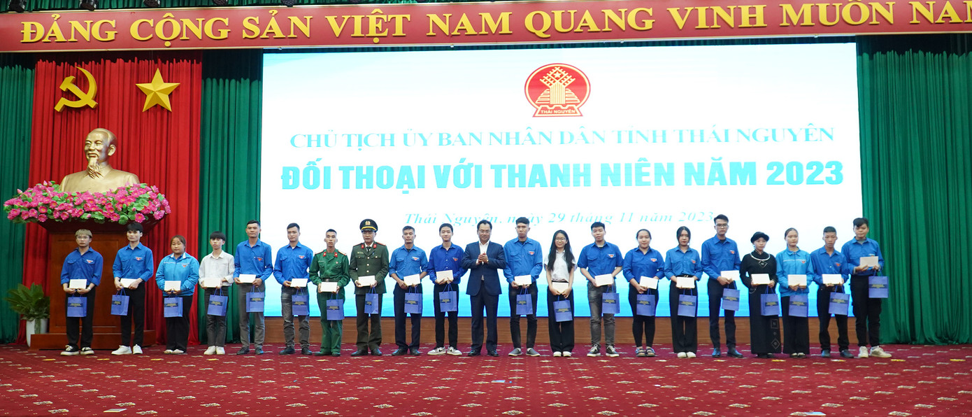 Chủ tịch UBND tỉnh Thái Nguyên đã trao tặng 20 suất quà tới 20 đoàn viên, thanh niên có hoàn cảnh khó khăn. Chủ tịch UBND tỉnh Thái Nguyên đã trao tặng 20 suất quà tới 20 đoàn viên, thanh niên có hoàn cảnh khó khăn.