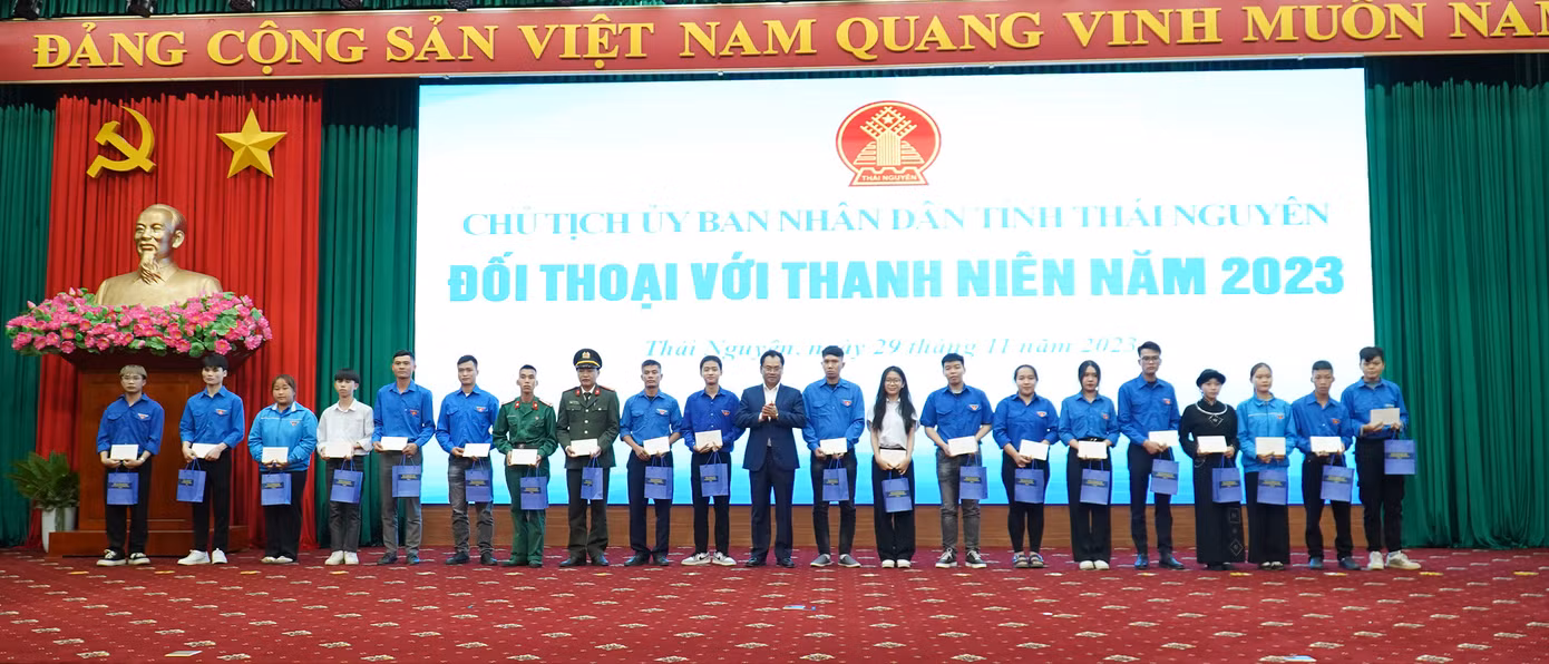 Chủ tịch UBND tỉnh Thái Nguyên đã trao tặng 20 suất quà tới 20 đoàn viên, thanh niên có hoàn cảnh khó khăn.