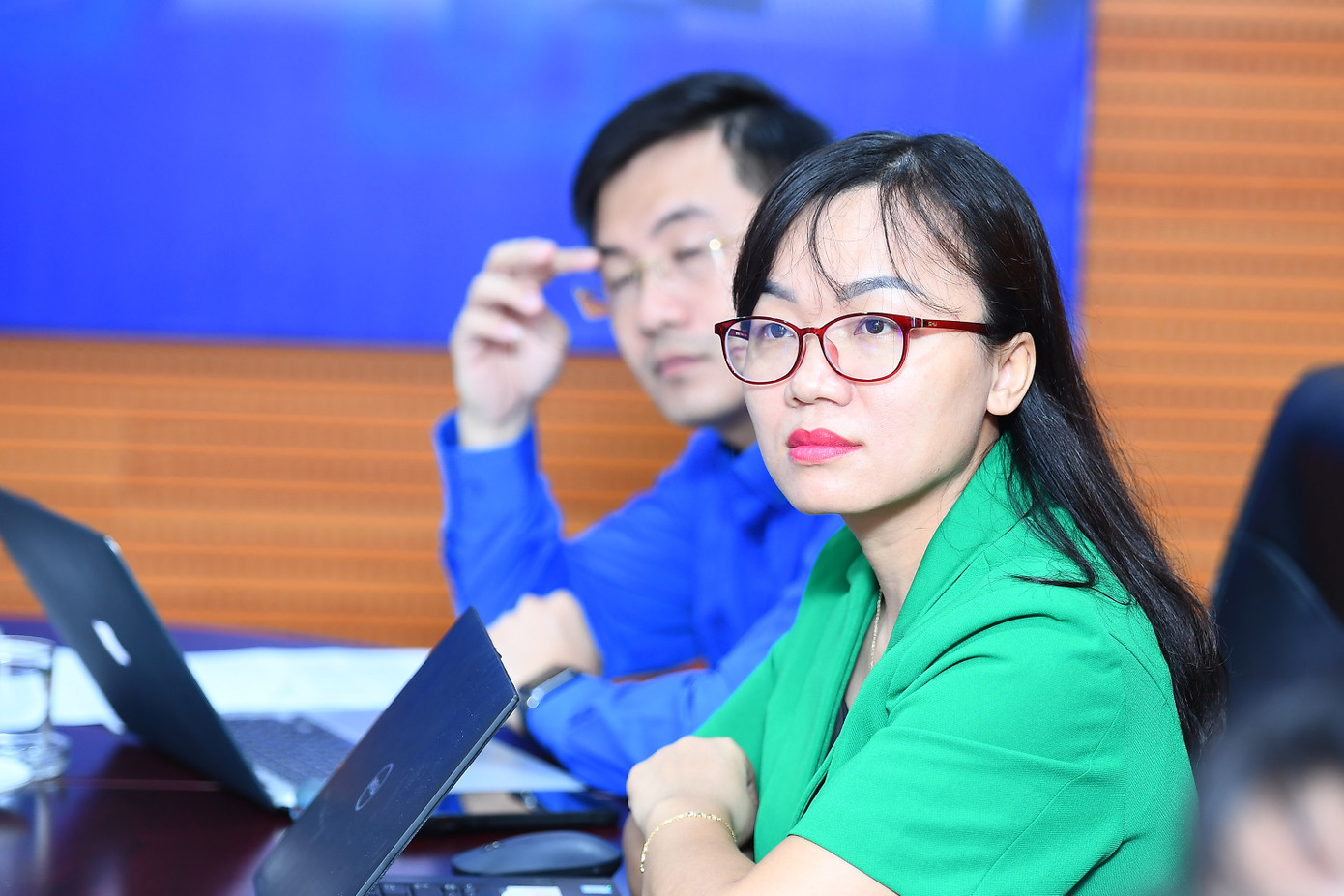 Bà Đinh Như Hoa - Cục An toàn Thông tin (Bộ Thông tin và Truyền thông): "Lừa đảo không chừa một ai, với tất cả người dân sử dụng Internet, nhưng đối tượng thanh thiếu niên, học sinh thì được “focus”. Trong cẩm nang về lừa đảo trực tuyến mà Bộ TT - TT đưa lên thông tin đại chúng thì có đề cập đến 13 hình thức lừa đảo với học sinh, sinh viên Việt Nam". Bà Đinh Như Hoa - Cục An toàn Thông tin (Bộ Thông tin và Truyền thông): "Lừa đảo không chừa một ai, với tất cả người dân sử dụng Internet, nhưng đối tượng thanh thiếu niên, học sinh thì được “focus”. Trong cẩm nang về lừa đảo trực tuyến mà Bộ TT - TT đưa lên thông tin đại chúng thì có đề cập đến 13 hình thức lừa đảo với học sinh, sinh viên Việt Nam".