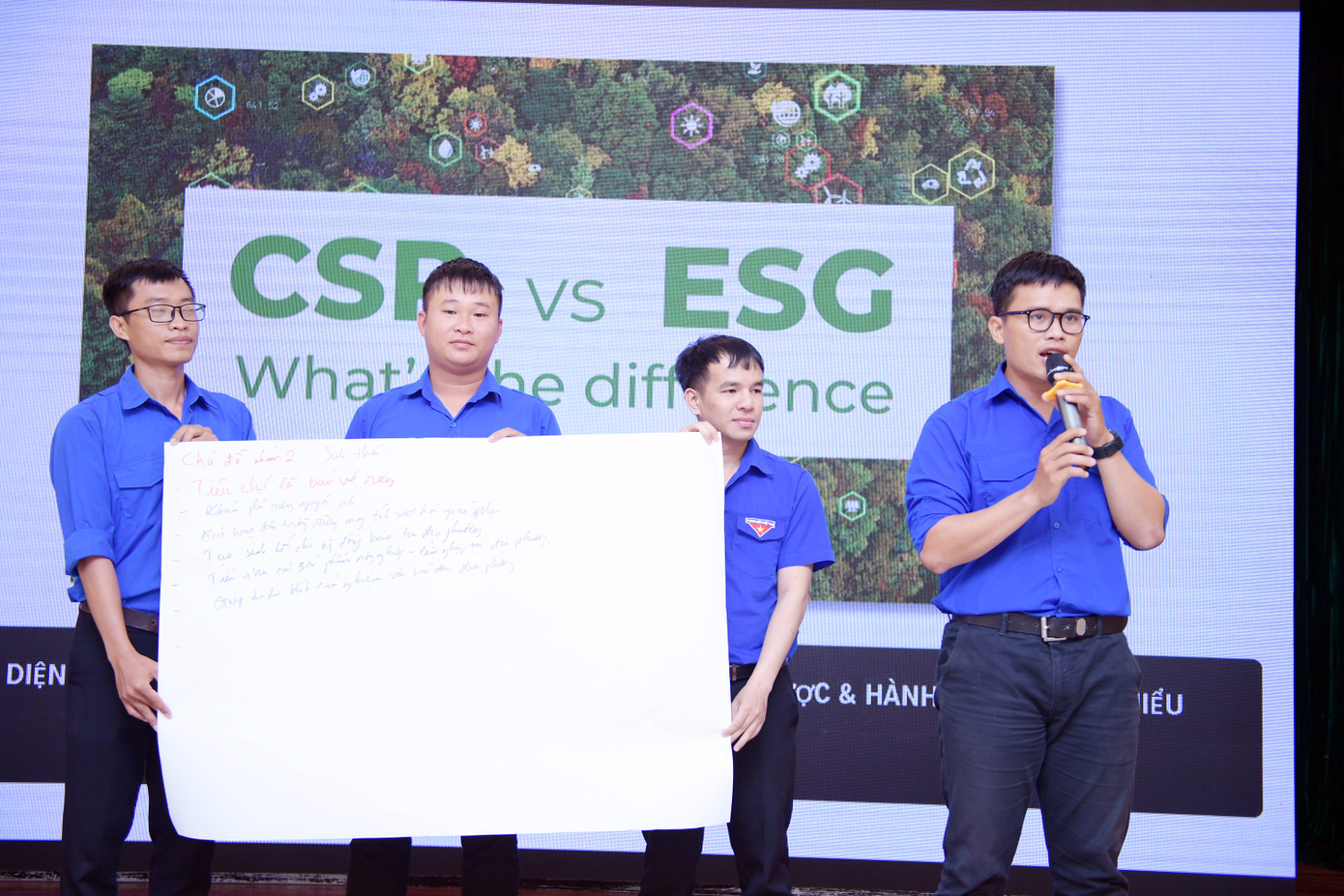 Các bạn trẻ hào hứng chia sẻ tại chương trình.