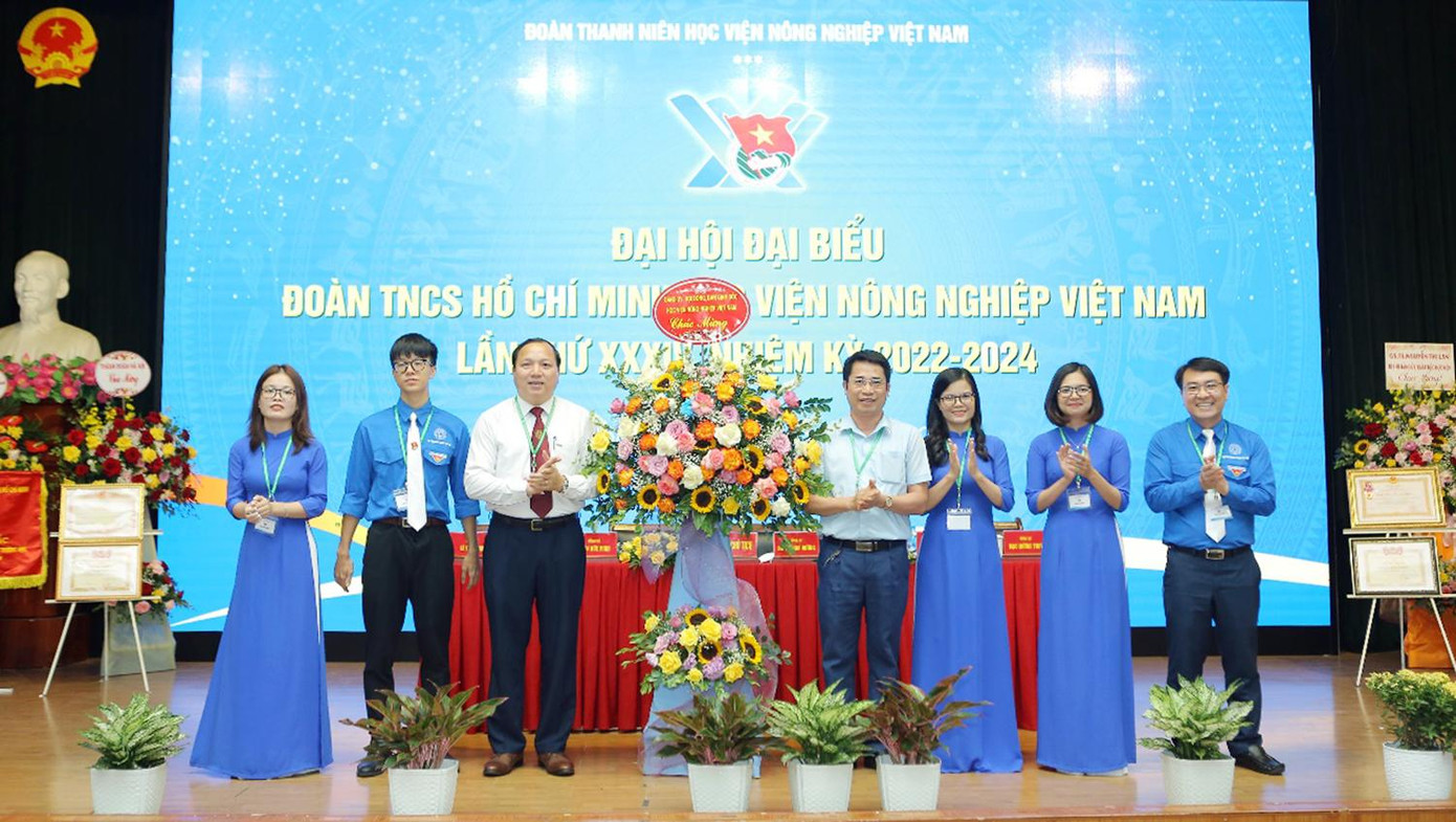 TS Vũ Ngọc Huyên - Phó Giám đốc Học viện tặng hoa chúc mừng BCH Đoàn Thanh niên Học viện Nông nghiệp Việt Nam. TS Vũ Ngọc Huyên - Phó Giám đốc Học viện tặng hoa chúc mừng BCH Đoàn Thanh niên Học viện Nông nghiệp Việt Nam.