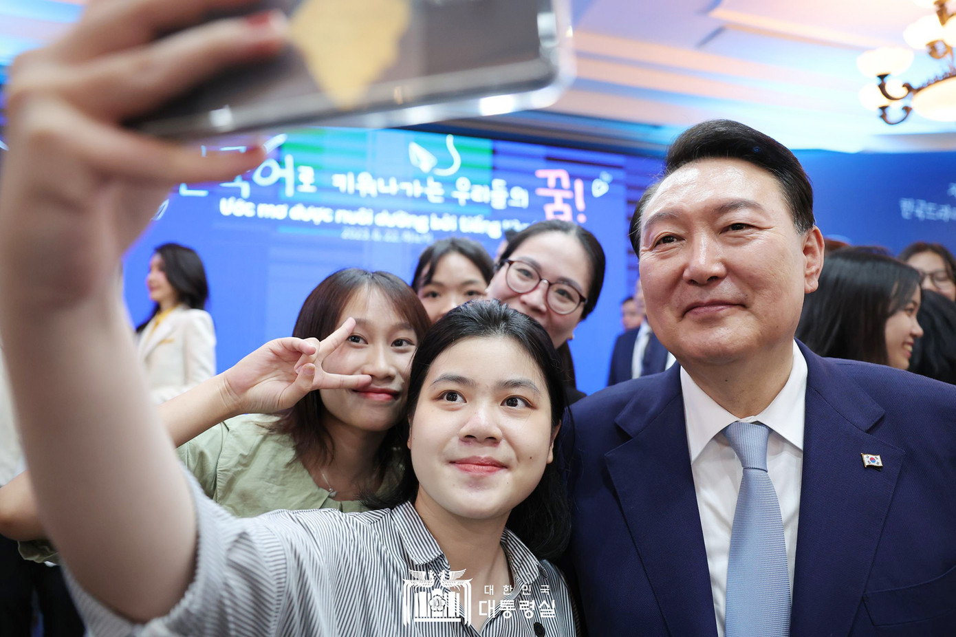 Tổng thống Hàn Quốc Yoon Suk Yeol giao lưu cùng sinh viên ĐHQG Hà Nội. Tổng thống Hàn Quốc Yoon Suk Yeol giao lưu cùng sinh viên ĐHQG Hà Nội.