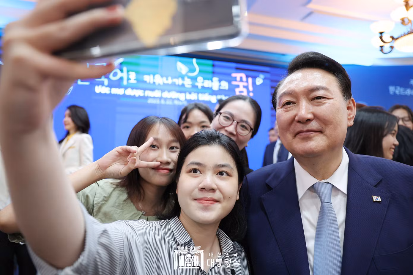 Tổng thống Hàn Quốc Yoon Suk Yeol giao lưu cùng sinh viên ĐHQG Hà Nội. Tổng thống Hàn Quốc Yoon Suk Yeol giao lưu cùng sinh viên ĐHQG Hà Nội.
