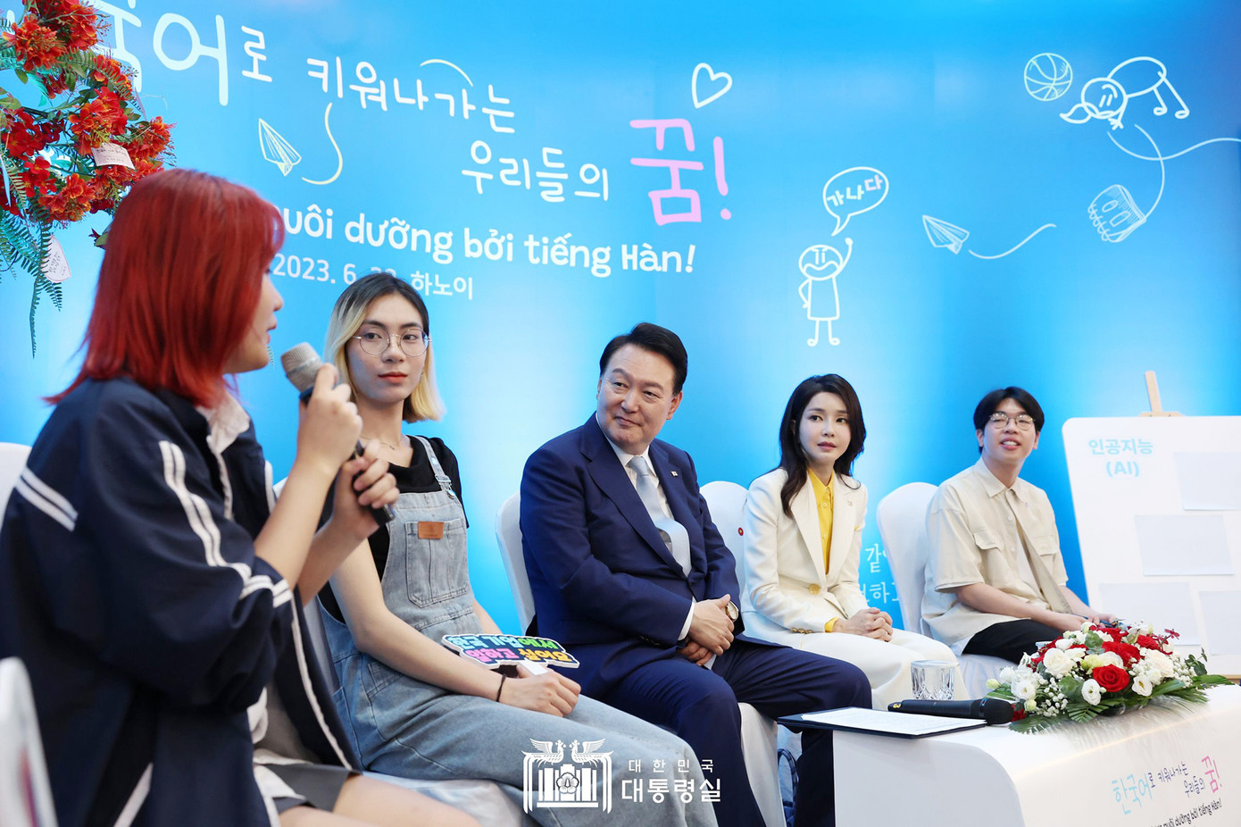 Tổng thống Yoon Suk Yeol và Phu nhân giao lưu cùng các học sinh, sinh viên, học viên tiếng Hàn. Tổng thống Yoon Suk Yeol và Phu nhân giao lưu cùng các học sinh, sinh viên, học viên tiếng Hàn.