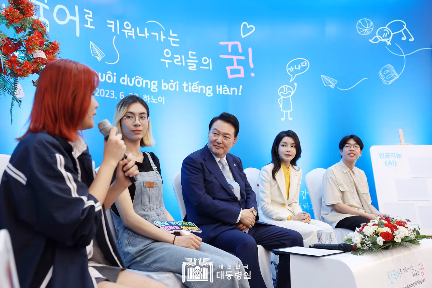 Tổng thống Yoon Suk Yeol và Phu nhân giao lưu cùng các học sinh, sinh viên, học viên tiếng Hàn. Tổng thống Yoon Suk Yeol và Phu nhân giao lưu cùng các học sinh, sinh viên, học viên tiếng Hàn.