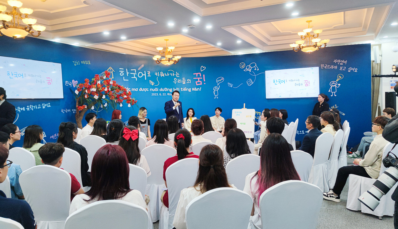 Tổng thống Hàn Quốc Yoon Suk Yeol phát biểu tại chương trình. Tổng thống Hàn Quốc Yoon Suk Yeol phát biểu tại chương trình.