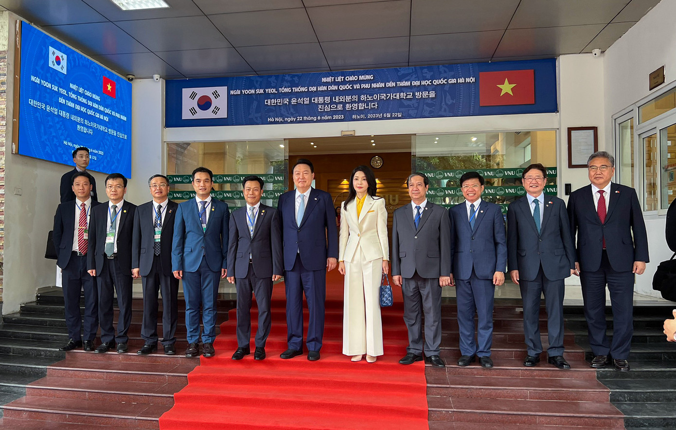 Tổng thống Hàn Quốc Yoon Suk Yeol và Phu nhân chụp ảnh lưu niệm cùng các đại biểu tham dự chương trình. Tổng thống Hàn Quốc Yoon Suk Yeol và Phu nhân chụp ảnh lưu niệm cùng các đại biểu tham dự chương trình.