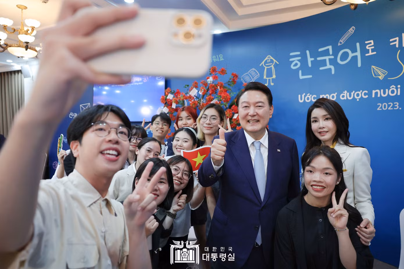 Ngày 22/6, Tổng thống Hàn Quốc Yoon Suk Yeol và Phu nhân đã đến thăm và giao lưu với sinh viên ĐHQG Hà Nội. Ngày 22/6, Tổng thống Hàn Quốc Yoon Suk Yeol và Phu nhân đã đến thăm và giao lưu với sinh viên ĐHQG Hà Nội.