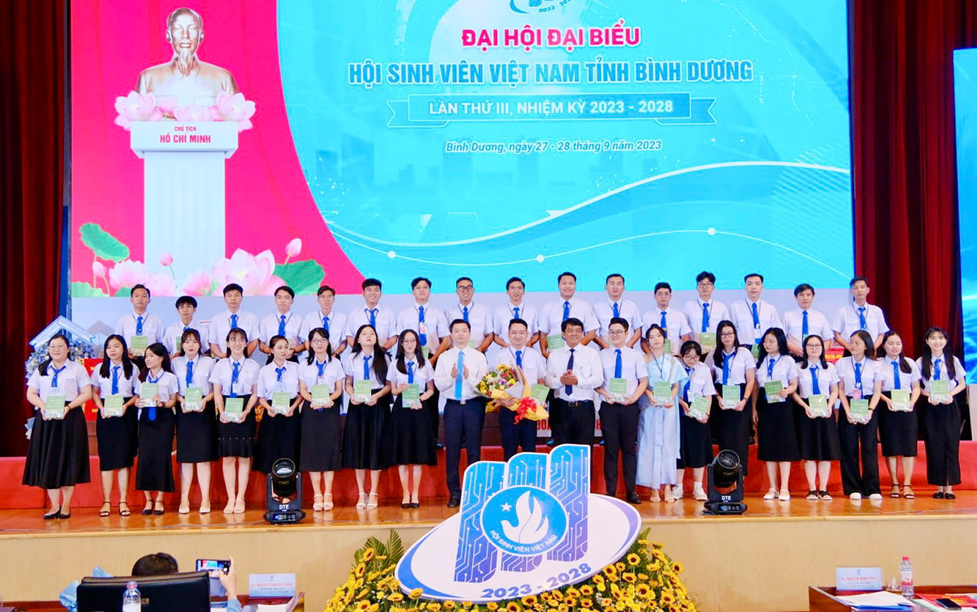 Ban Chấp hành Hội Sinh viên tỉnh Bình Dương ra mắt tại Đại hội.