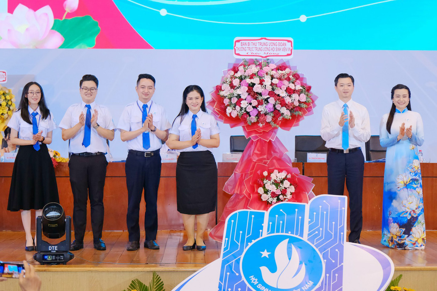 Ban Bí thư T.Ư Đoàn, thường trực T.Ư Hội Sinh viên Việt Nam tặng hoa chúc mừng Đại hội.