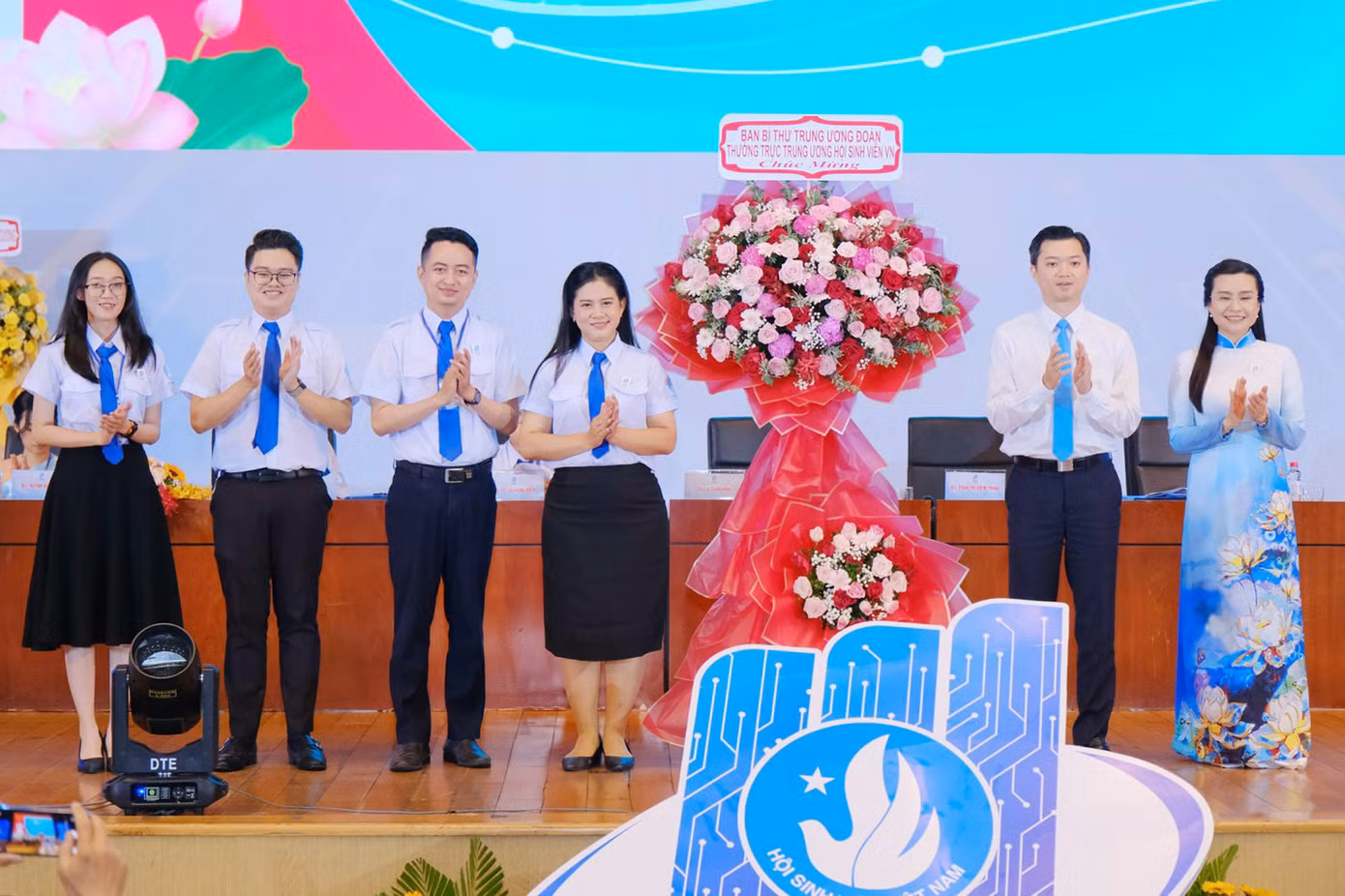 Ban Bí thư T.Ư Đoàn, thường trực T.Ư Hội Sinh viên Việt Nam tặng hoa chúc mừng Đại hội. Ban Bí thư T.Ư Đoàn, thường trực T.Ư Hội Sinh viên Việt Nam tặng hoa chúc mừng Đại hội.