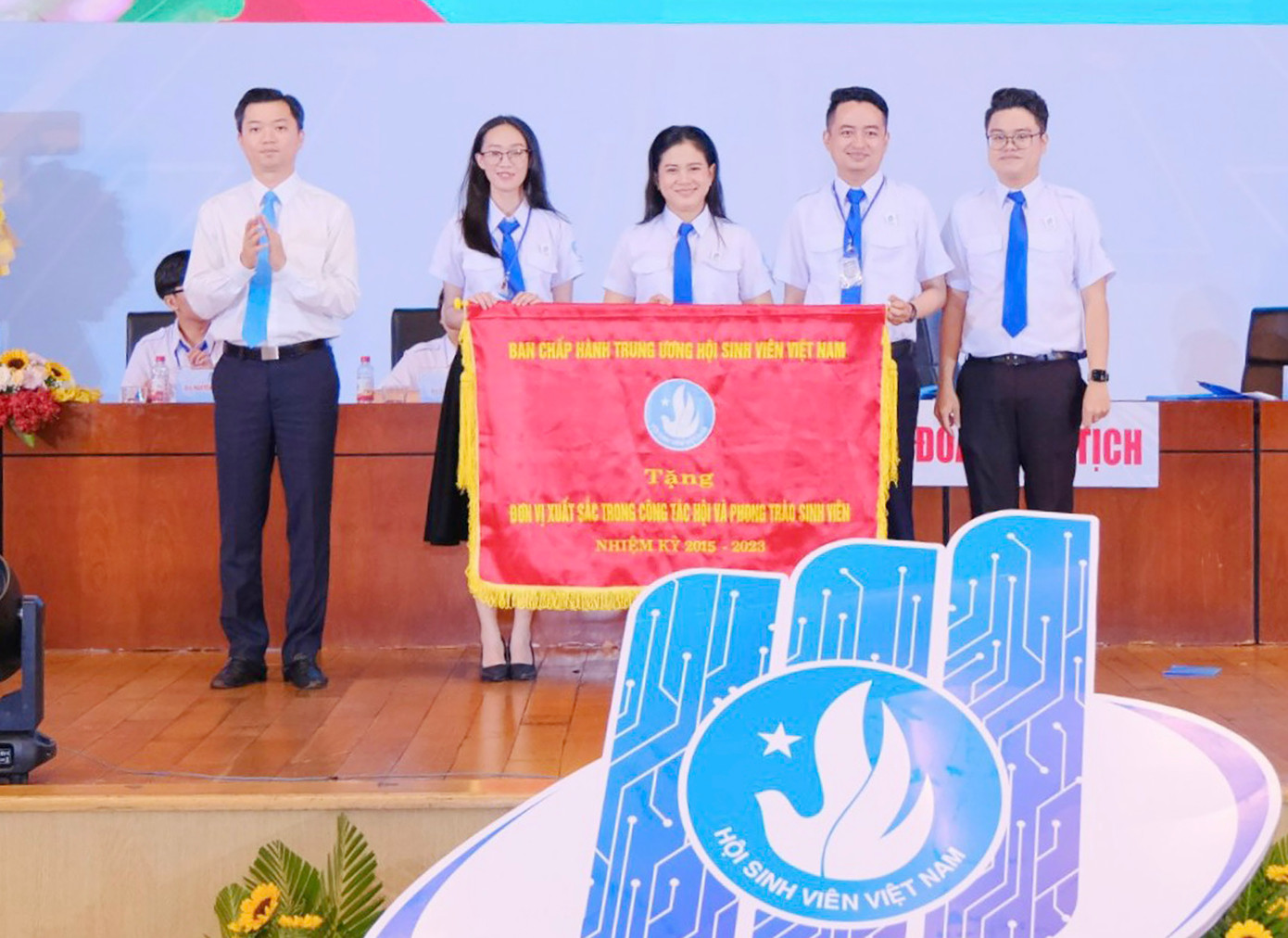 Ban Thư ký T.Ư Hội Sinh viên Việt Nam tặng cờ thi đua xuất sắc trong nhiệm kỳ 2015 - 2023 cho tập thể BCH Hội Sinh viên tỉnh Bình Dương.