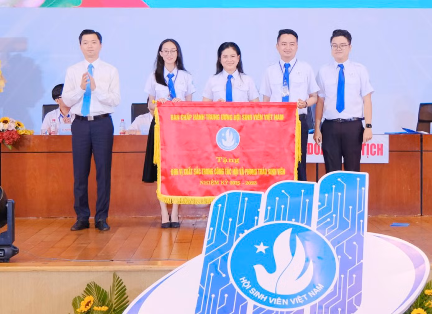 Ban Thư ký T.Ư Hội Sinh viên Việt Nam tặng cờ thi đua xuất sắc trong nhiệm kỳ 2015 - 2023 cho tập thể BCH Hội Sinh viên tỉnh Bình Dương. Ban Thư ký T.Ư Hội Sinh viên Việt Nam tặng cờ thi đua xuất sắc trong nhiệm kỳ 2015 - 2023 cho tập thể BCH Hội Sinh viên tỉnh Bình Dương.