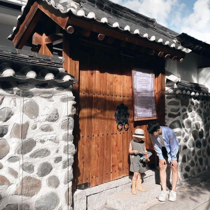 Đây là bức tường tại quán cà phê Ragacy nằm tại ngõ 67 Tô Ngọc Vân, quận Tây Hồ, Hà Nội. Đây là bức tường tại quán cà phê Ragacy nằm tại ngõ 67 Tô Ngọc Vân, quận Tây Hồ, Hà Nội.