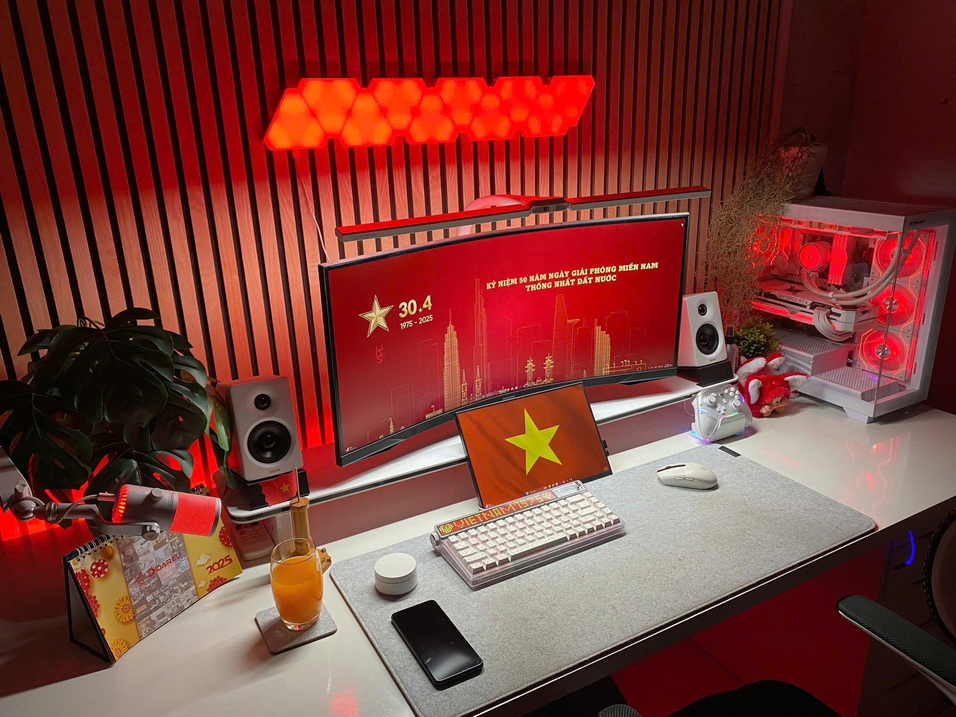 Nhiều hình ảnh lá cờ Tổ quốc được những bạn trẻ yêu thích công nghệ chia sẻ. Ảnh: NGUYỄN VĂN QUANG, NGUYỄN HIẾU, ĐÀO PHƯƠNG TRÌNH