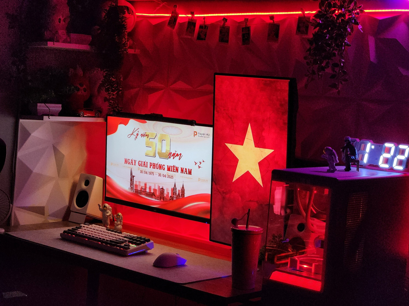 Nhiều hình ảnh lá cờ Tổ quốc được những bạn trẻ yêu thích công nghệ chia sẻ. Ảnh: NGUYỄN VĂN QUANG, NGUYỄN HIẾU, ĐÀO PHƯƠNG TRÌNH