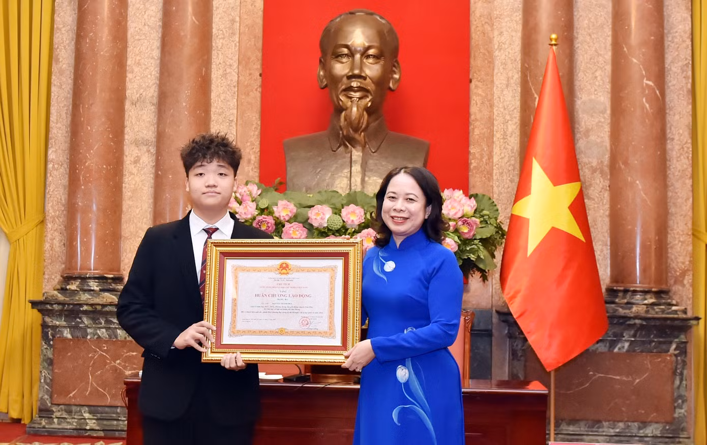 Phó Chủ tịch nước trao tặng Huân chương Lao động cho các em học sinh - Ảnh: Moet/Trần Hiệp Phó Chủ tịch nước trao tặng Huân chương Lao động cho các em học sinh - Ảnh: Moet/Trần Hiệp