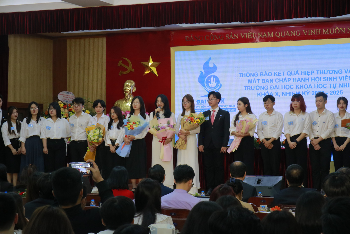 BCH Hội sinh viên trường ĐH Khoa học Tự nhiên (ĐHQG Hà Nội) ra mắt tại Đại hội. BCH Hội sinh viên trường ĐH Khoa học Tự nhiên (ĐHQG Hà Nội) ra mắt tại Đại hội.