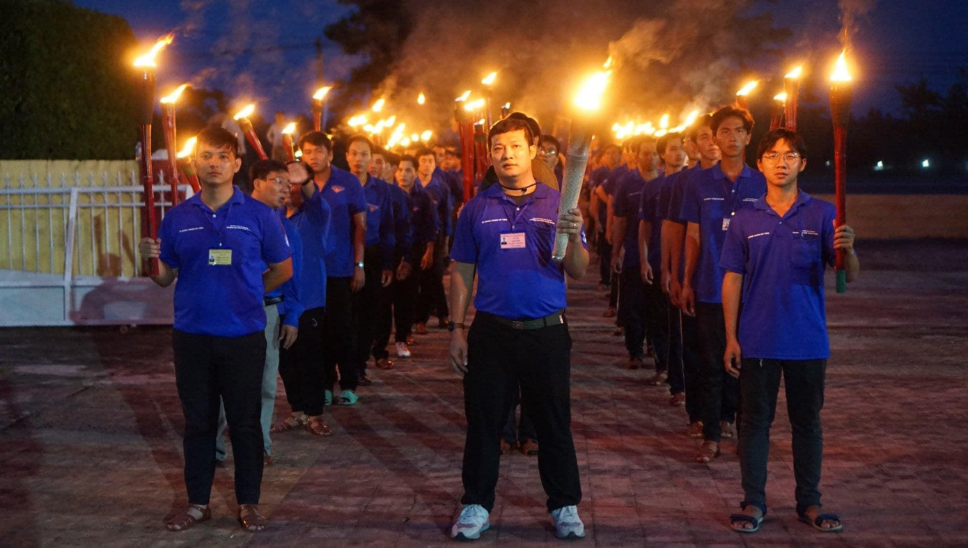 Sinh viên tình nguyện của trường ĐH Bách khoa (ĐHQG TP. Hồ Chí Minh) tham gia lễ rước đuốc tại huyện Tam Nông, Đồng Tháp. Sinh viên tình nguyện của trường ĐH Bách khoa (ĐHQG TP. Hồ Chí Minh) tham gia lễ rước đuốc tại huyện Tam Nông, Đồng Tháp.