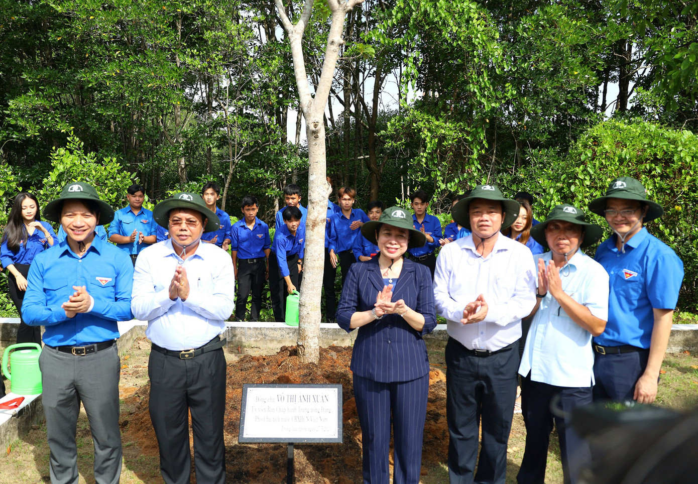 Phó Chủ tịch nước Võ Thị Ánh Xuân trồng cây lưu niệm tại KDL Quốc gia Mũi Cà Mau.