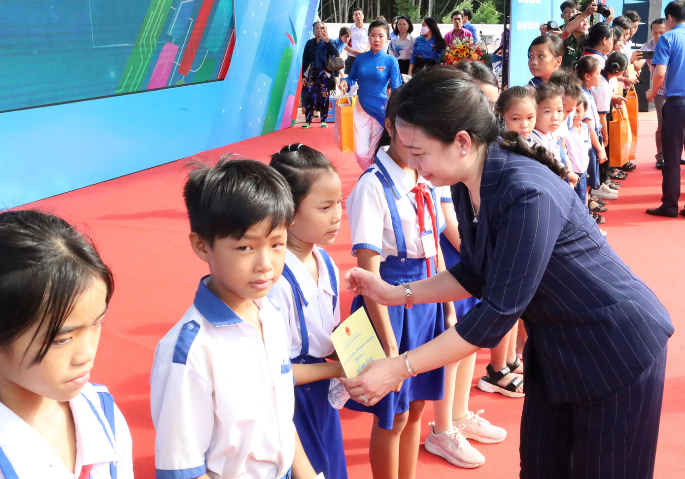 Phó Chủ tịch nước Võ Thị Ánh Xuân trao quà cho học sinh tỉnh Cà Mau.