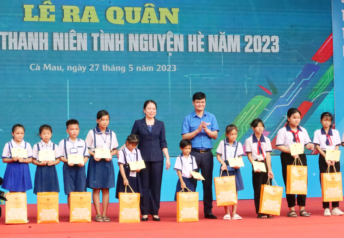 Phó Chủ tịch nước Võ Thị Ánh Xuân và Bí thư thứ nhất T.Ư Đoàn Bùi Quang Huy tặng học bổng và quà cho các em thiếu nhi có hoàn cảnh khó khăn.