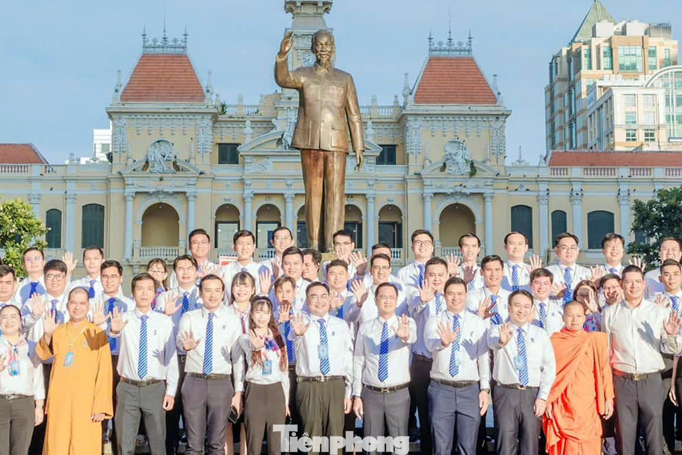 Thanh niên TP. HCM dâng hoa báo công Chủ tịch Hồ Chí Minh, khai mạc Đại hội Hội LHTN lần IX.