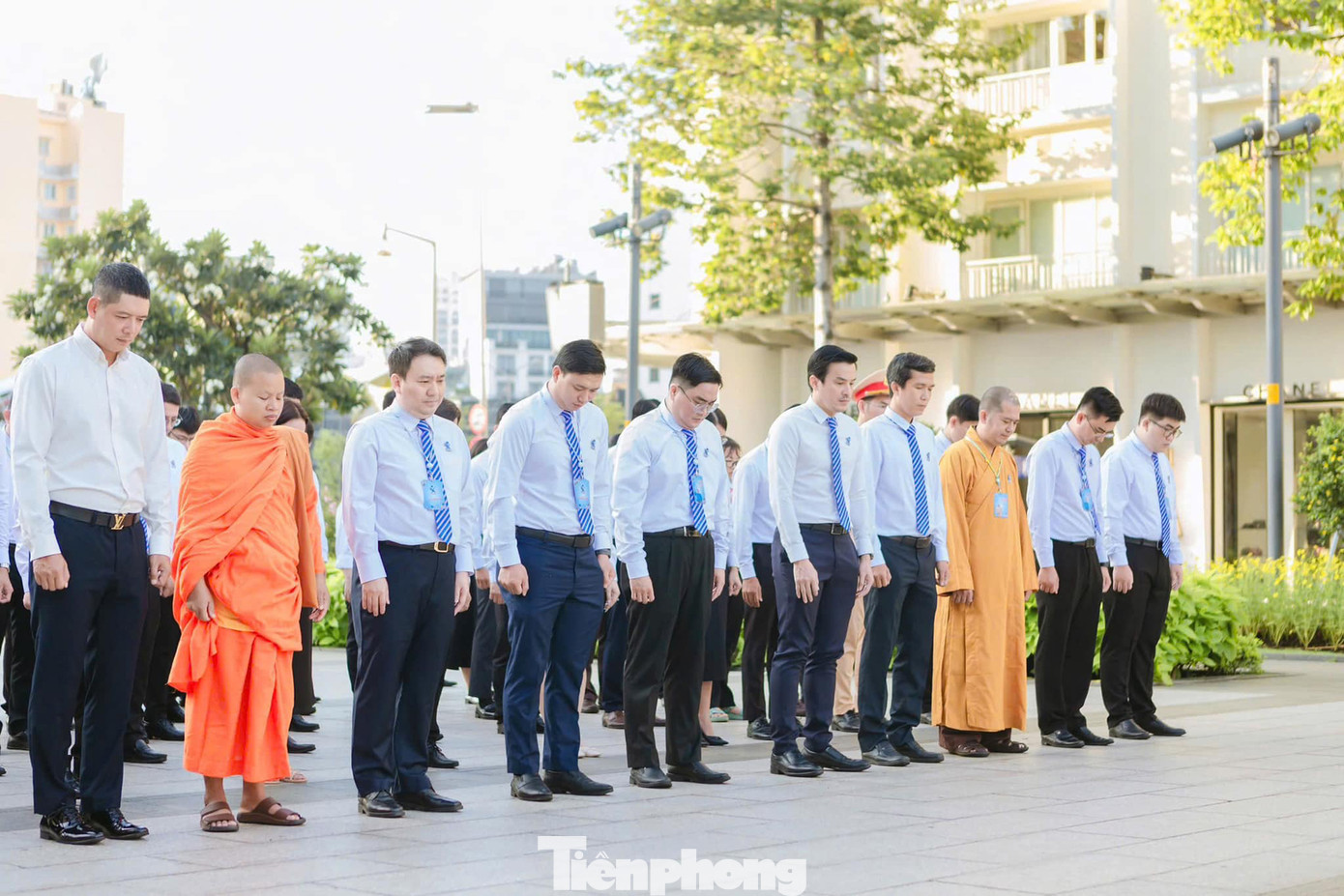 Thanh niên TP. HCM dâng hoa báo công Chủ tịch Hồ Chí Minh, khai mạc Đại hội Hội LHTN lần IX.