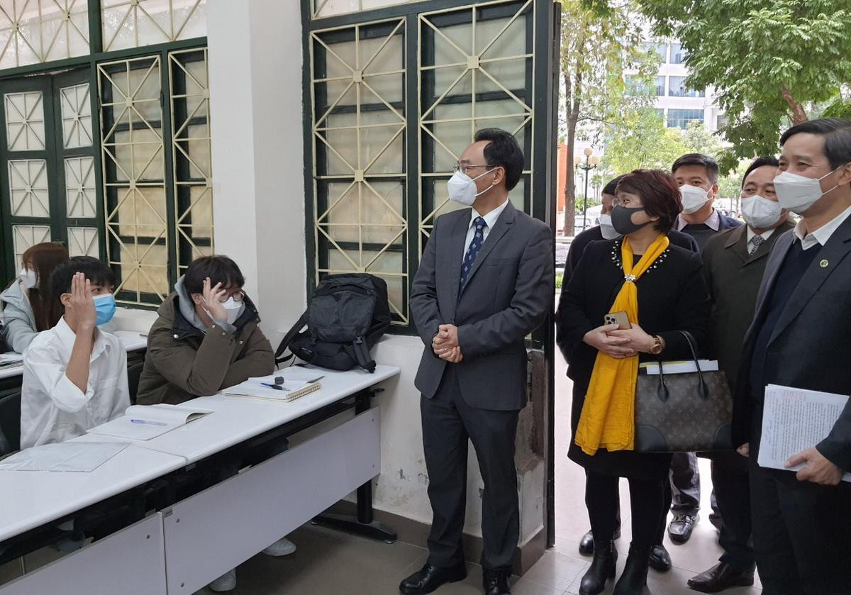 Thứ trưởng Hoàng Minh Sơn và đoàn công tác của Bộ GD - ĐT kiểm tra tại trường ĐH Giao thông Vận tải Hà Nội. Thứ trưởng Hoàng Minh Sơn và đoàn công tác của Bộ GD - ĐT kiểm tra tại trường ĐH Giao thông Vận tải Hà Nội.