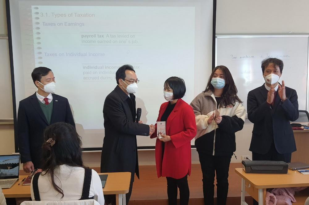 Thứ trưởng Bộ GD - ĐT Hoàng Minh Sơn cùng đoàn công tác của Bộ GD - ĐT đến kiểm tra công tác dạy học trực tiếp tại ĐH Kinh tế Quốc dân, đồng thời chúc Tết thầy và trò nhà trường nhân dịp đầu năm mới. Thứ trưởng Bộ GD - ĐT Hoàng Minh Sơn cùng đoàn công tác của Bộ GD - ĐT đến kiểm tra công tác dạy học trực tiếp tại ĐH Kinh tế Quốc dân, đồng thời chúc Tết thầy và trò nhà trường nhân dịp đầu năm mới.