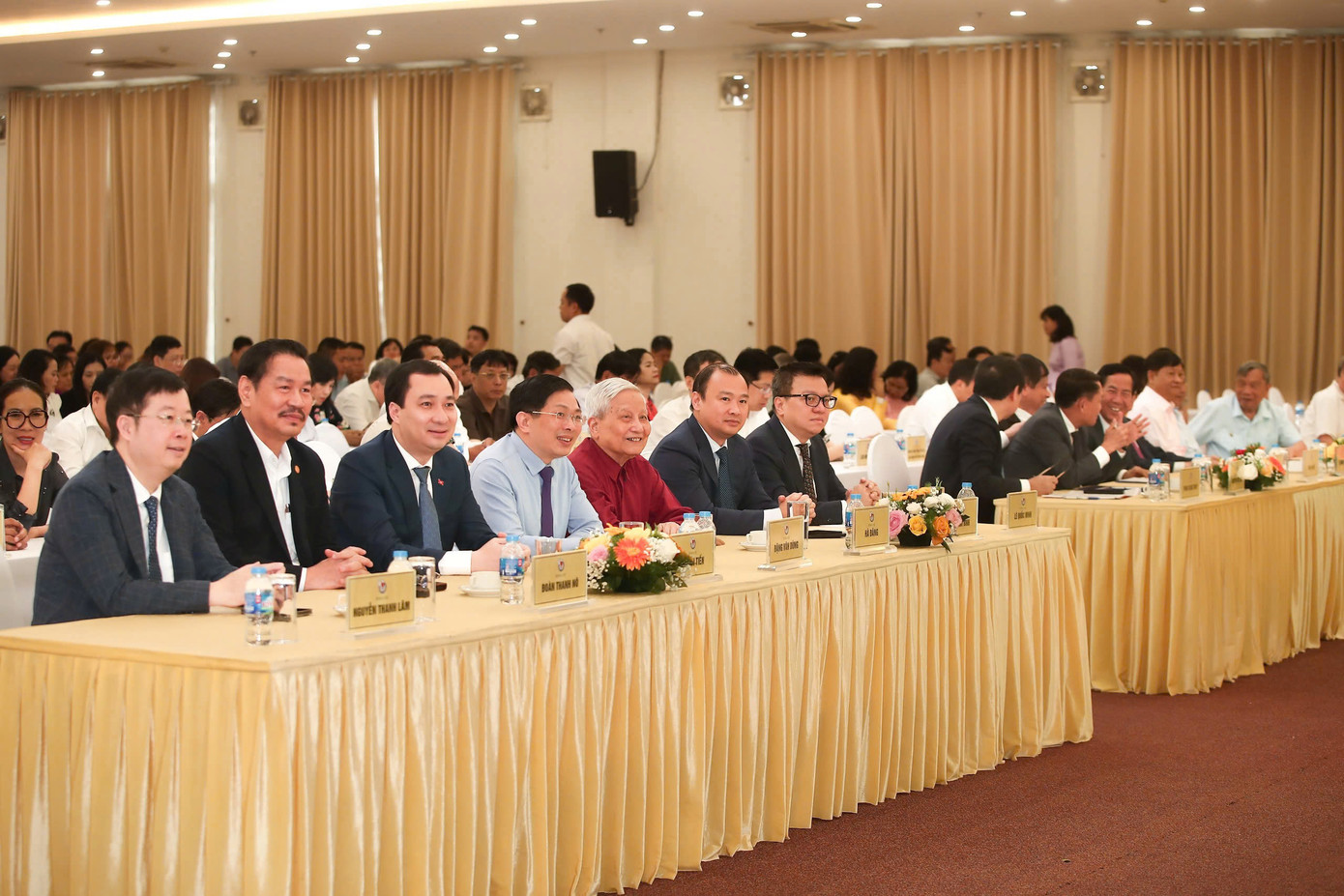 Các đại biểu tham dự chương trình. Các đại biểu tham dự chương trình.