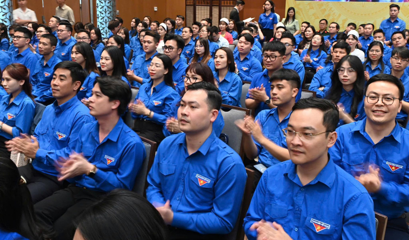 Hơn 300 đại biểu thanh niên từ khắp mọi miền đất nước tham dự chương trình. Hơn 300 đại biểu thanh niên từ khắp mọi miền đất nước tham dự chương trình.