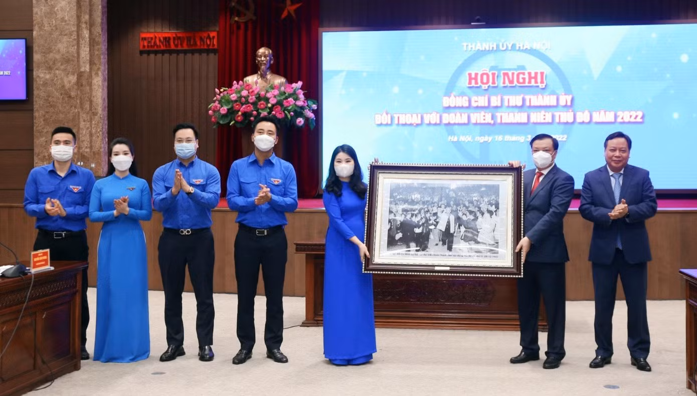 Thay mặt Thường trực Thành ủy Hà Nội, đồng chí Đinh Tiến Dũng - Bí thư Thành ủy và đồng chí Nguyễn Văn Phong - Phó Bí thư Thành ủy, tặng Đoàn Thanh niên thành phố bức tranh Chủ tịch Hồ Chí Minh dự Đại hội Đại biểu Đoàn Thanh niên Lao động Hà Nội lần thứ 4 (ngày 28/12/1963). Ảnh: VƯƠNG ĐỨC