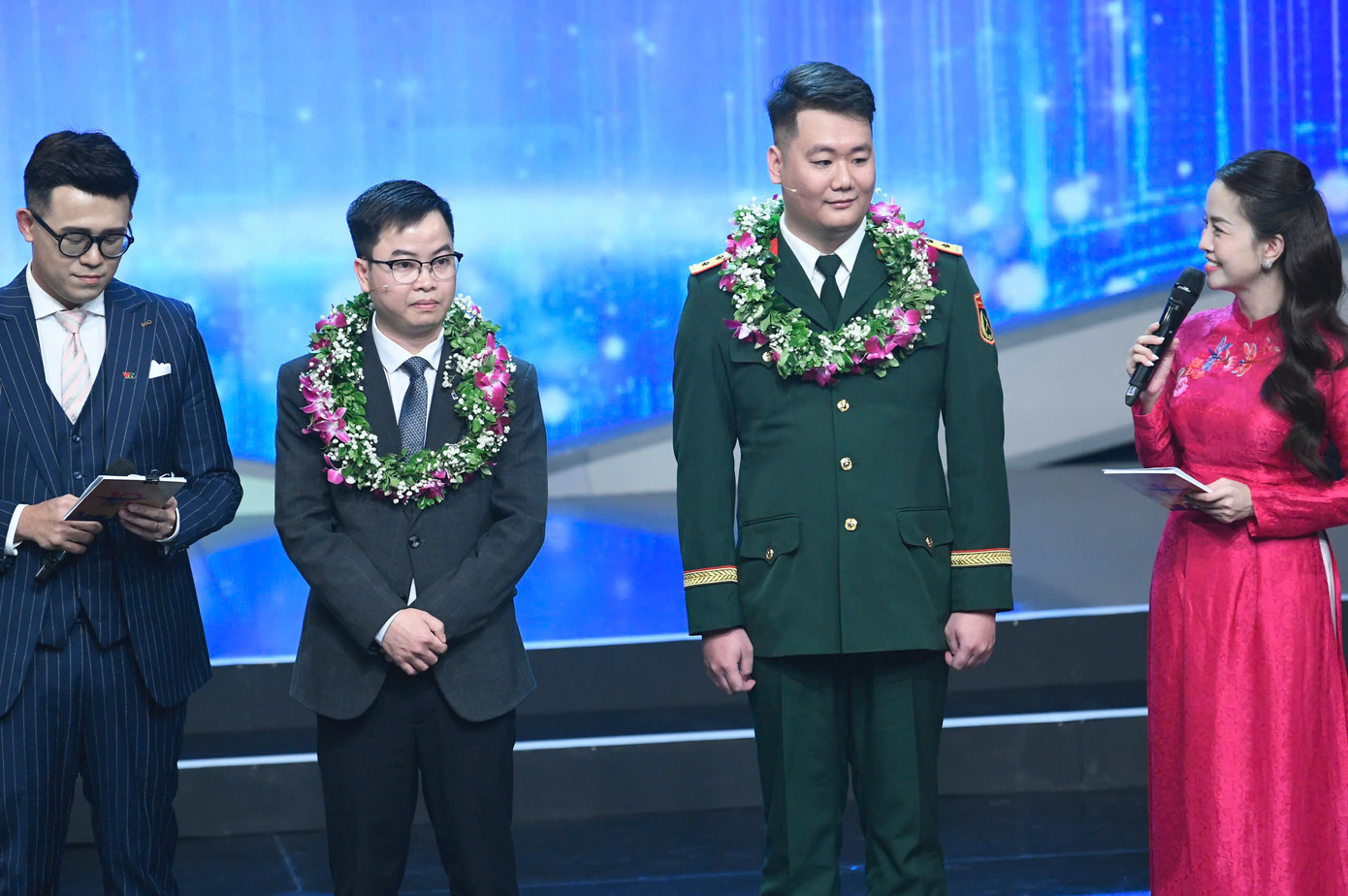 TS Phạm Huy Hiệu và anh Hoàng Khắc Hiếu. TS Phạm Huy Hiệu và anh Hoàng Khắc Hiếu.