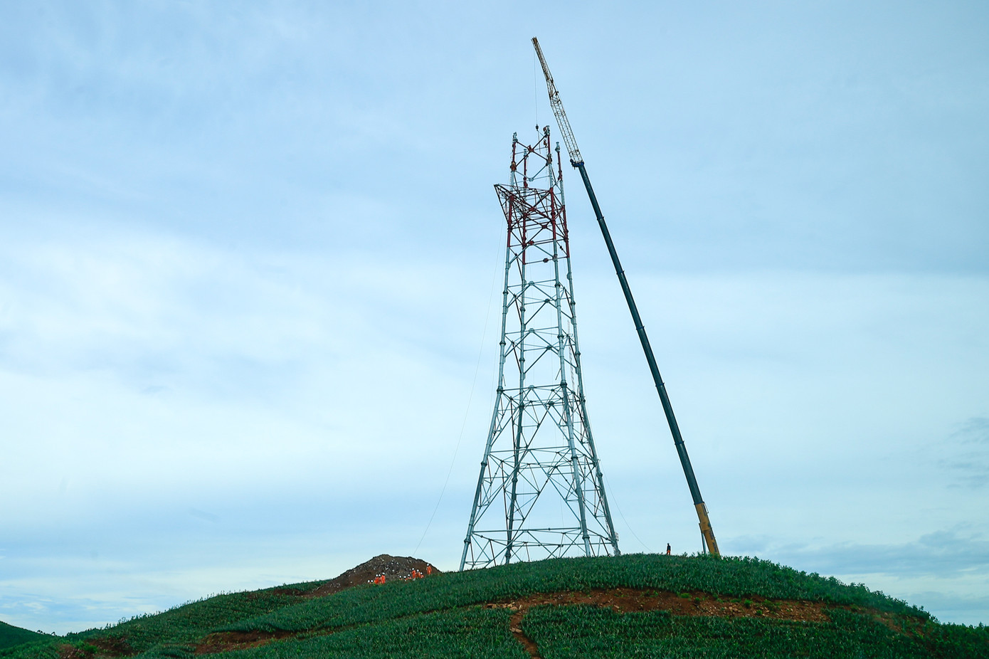 Thi công dựng cột VT22. Ảnh: VGP/Nhật Bắc