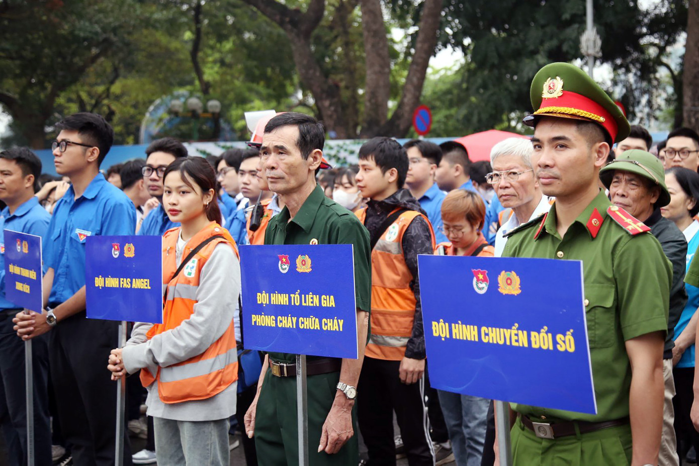 Đông đảo đoàn viên, thanh niên tham gia hưởng ứng tại lễ phát động chương trình. Đông đảo đoàn viên, thanh niên tham gia hưởng ứng tại lễ phát động chương trình.