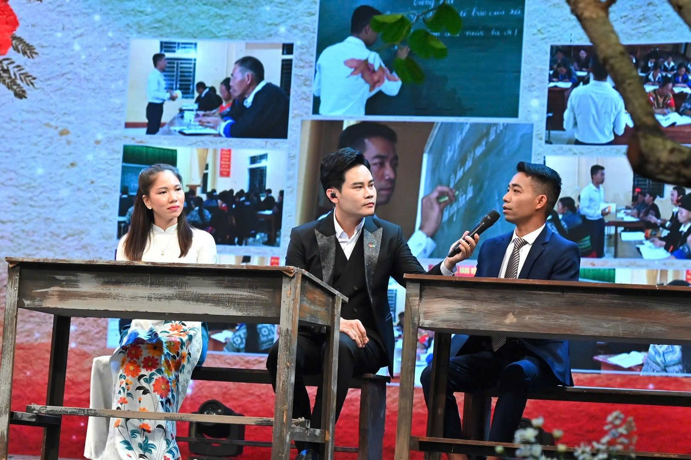 Thầy giáo Nguyễn Quang Thọ và cô giáo Nguyễn Thị Dung chia sẻ câu chuyện xoá mù chữ cho đồng bào Mông trong chương trình.