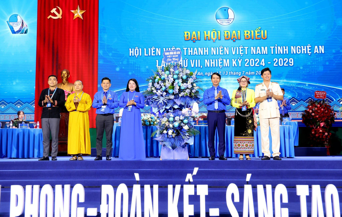 Thường trực T.Ư Hội LHTN Việt Nam tặng lẵng hoa chúc mừng thành công của Đại hội. Thường trực T.Ư Hội LHTN Việt Nam tặng lẵng hoa chúc mừng thành công của Đại hội.