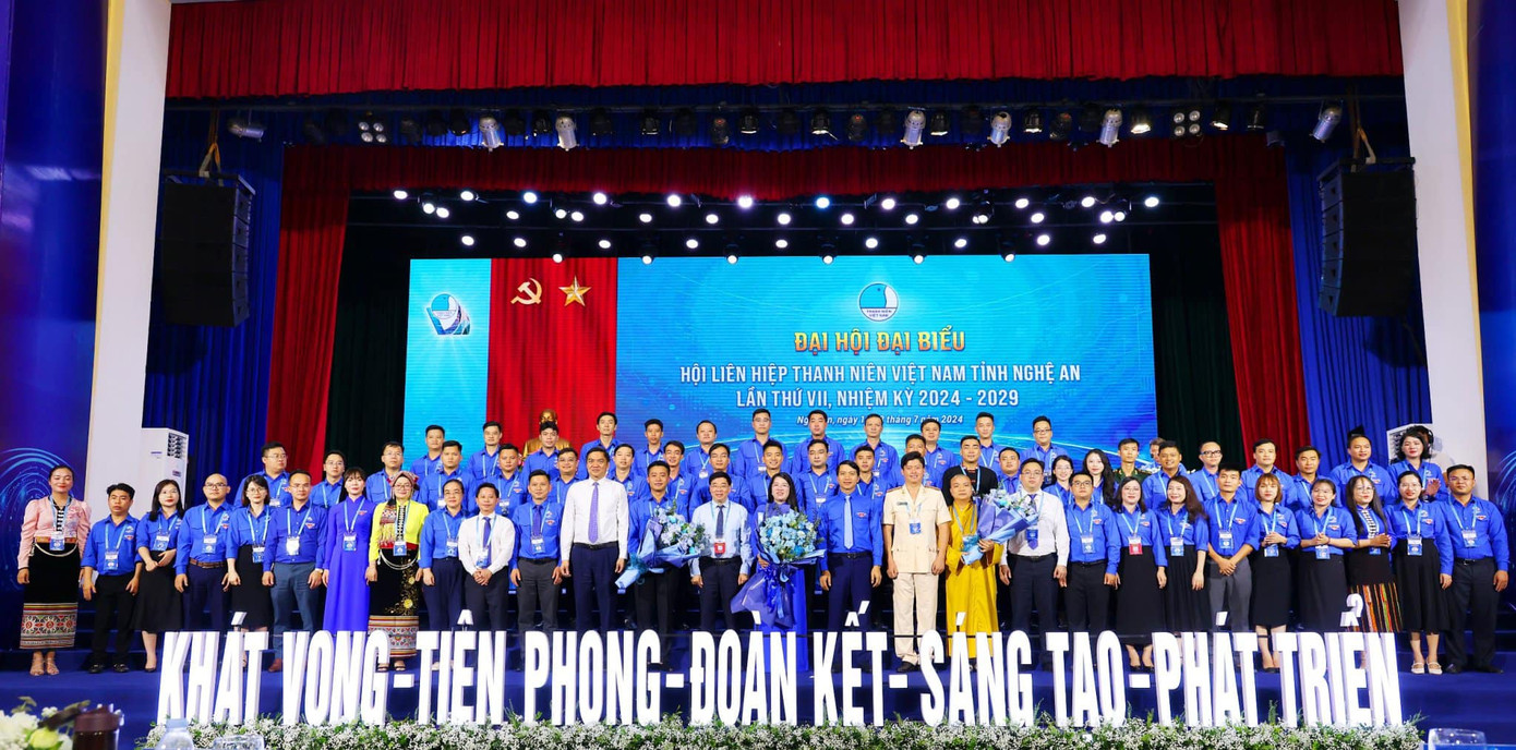 Ủy ban Hội LHTN tỉnh Nghệ An khóa VII ra mắt tại Đại hội. Ủy ban Hội LHTN tỉnh Nghệ An khóa VII ra mắt tại Đại hội.