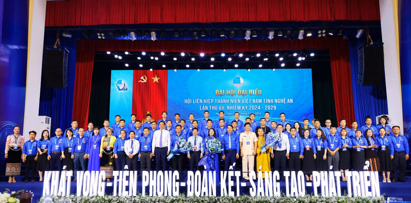 Ủy ban Hội LHTN tỉnh Nghệ An khóa VII ra mắt tại Đại hội. Ủy ban Hội LHTN tỉnh Nghệ An khóa VII ra mắt tại Đại hội.
