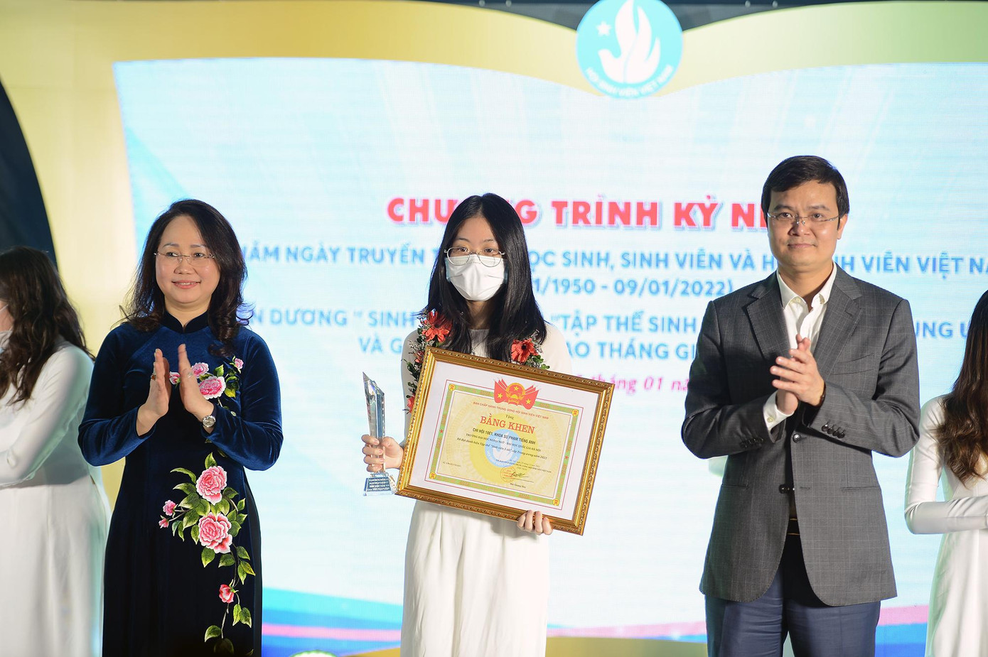 Bà Lâm Thị Phương Thanh - Phó Chánh Văn phòng thường trực Văn phòng T.Ư Đảng và anh Bùi Quang Huy - Ủy viên dự khuyết T.Ư Đảng, Bí thư thường trực T.Ư Đoàn trao danh hiệu "Sinh viên 5 tốt". Bà Lâm Thị Phương Thanh - Phó Chánh Văn phòng thường trực Văn phòng T.Ư Đảng và anh Bùi Quang Huy - Ủy viên dự khuyết T.Ư Đảng, Bí thư thường trực T.Ư Đoàn trao danh hiệu "Sinh viên 5 tốt".