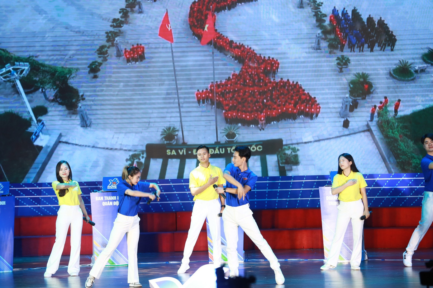 Phần thi chào hỏi của đội tuyển Tỉnh Đoàn Quảng Ninh.