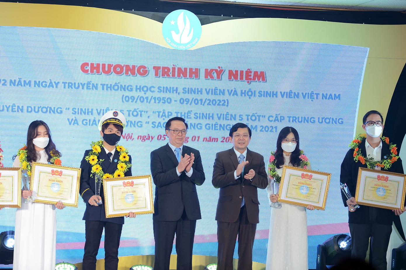 Ông Hoàng Bình Quân (thứ ba từ trái sang) - nguyên Bí thư thứ nhất T.Ư Đoàn, nguyên Chủ tịch T.Ư Hội Sinh viên Việt Nam trao danh hiệu "Sinh viên 5 tốt". Ông Hoàng Bình Quân (thứ ba từ trái sang) - nguyên Bí thư thứ nhất T.Ư Đoàn, nguyên Chủ tịch T.Ư Hội Sinh viên Việt Nam trao danh hiệu "Sinh viên 5 tốt".