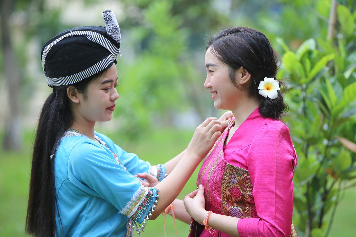 Học viên Lào và Campuchia trong trang phục truyền thống của hai nước.