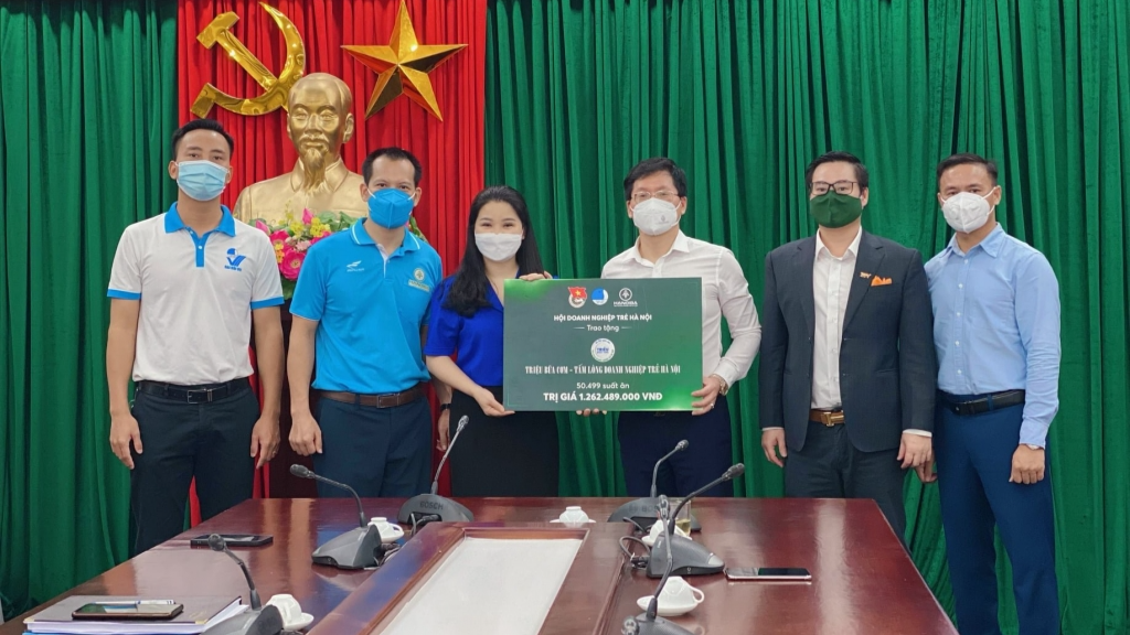 Chị Chu Hồng Minh, Bí thư Thành Đoàn Hà Nội đón nhận tình cảm của các đơn vị dành cho chương trình "Triệu bữa cơm - Hà Nội nghĩa tình". Dấu ấn tuổi trẻ Thủ đô trong phòng chống dịch, an sinh xã hội